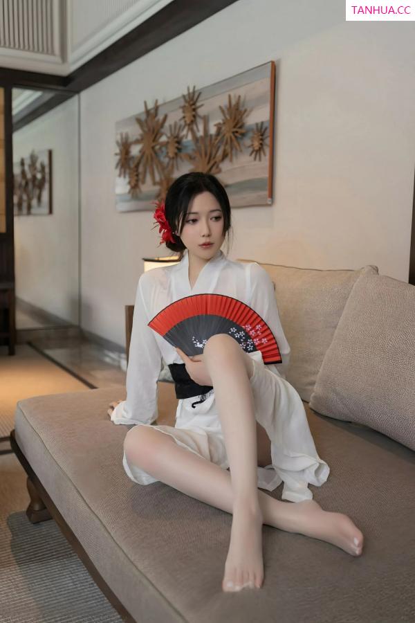 鱼子酱fish  [XiuRen]高清写真图 2025.07.04 No.10514 鱼子酱Fish 白色丝袜第16张图片